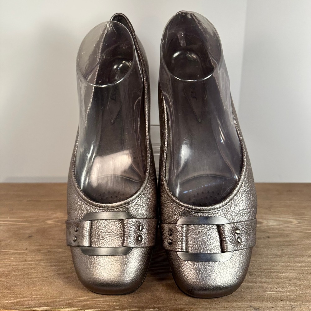 Trotters Sizzle Signature Flats Women 10M Metallic Silver Leather Comfort Buckle